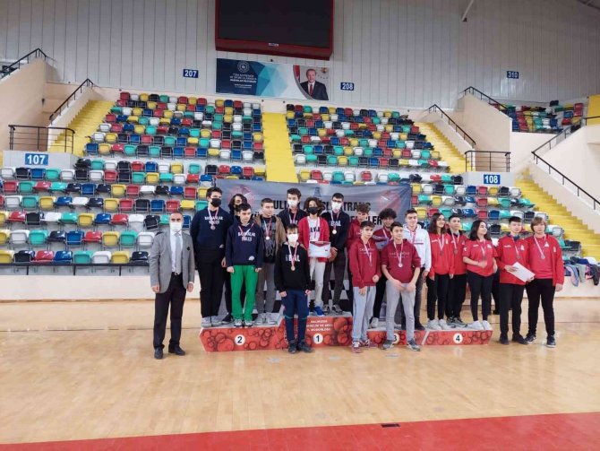 Balıkesir’de Öğrenciler Satrançta Ödül İçin Hamle Yaptılar
