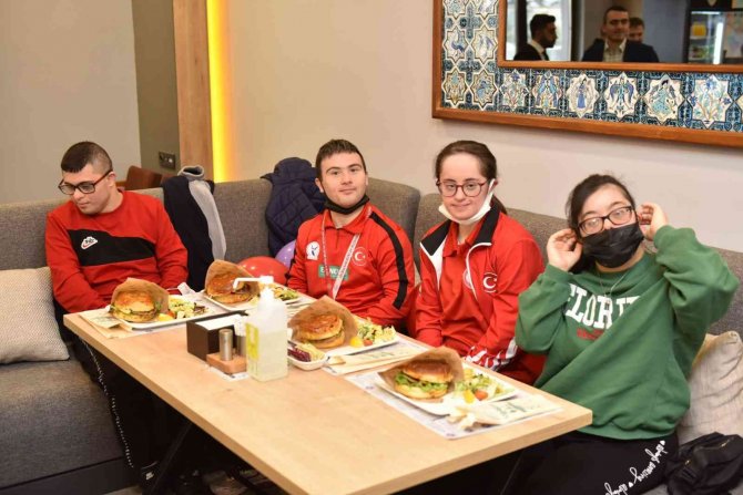 Down Sendromlu Gençler Gönüllerince Eğlendi