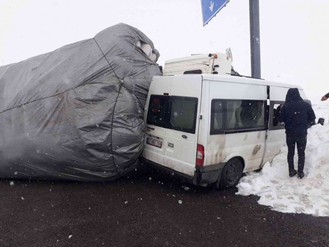 Bingöl’de Minibüs İle Kamyon Çarpıştı: 4 Yaralı