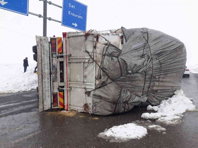 Bingöl’de Minibüs İle Kamyon Çarpıştı: 4 Yaralı