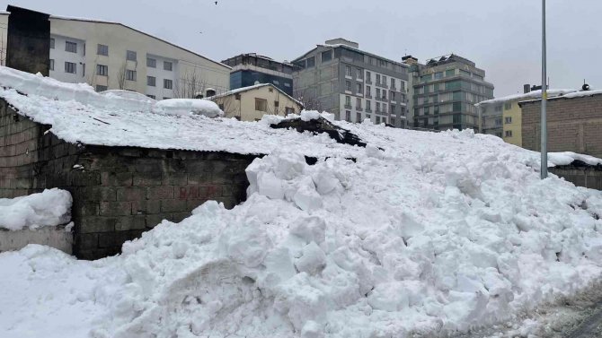 Kar Yağışından Deponun Çatısı Çöktü