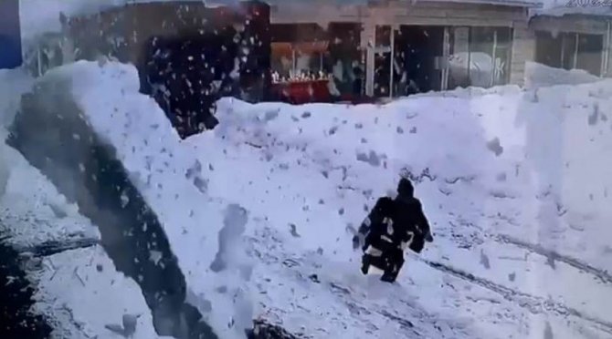 Tonlarca Karın Altında Kalmaktan Kıl Payı Kurtuldu