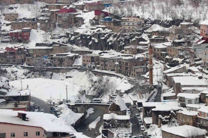 Bitlis’te 294 Köy Yolu Ulaşıma Kapandı