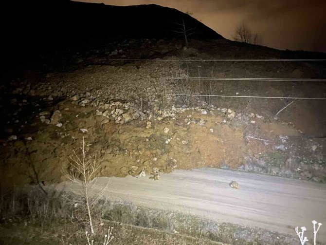 Bursa’da Heyelan Nedeniyle Yol Ulaşıma Kapandı