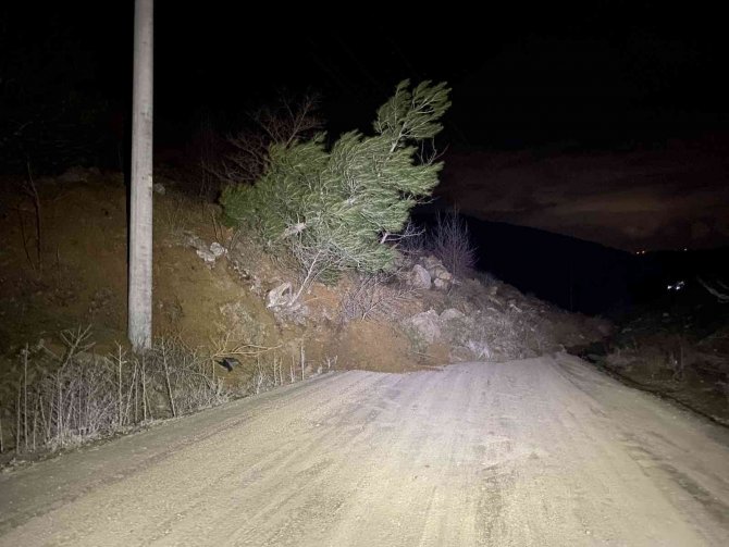 Bursa’da Heyelan Nedeniyle Yol Ulaşıma Kapandı