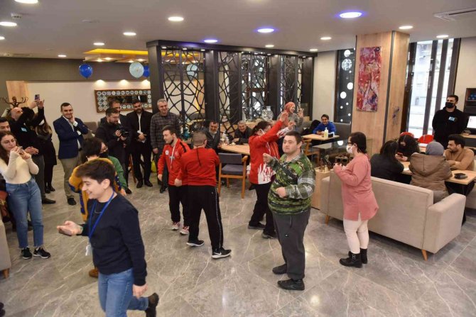 Down Sendromlu Gençler Gönüllerince Eğlendi