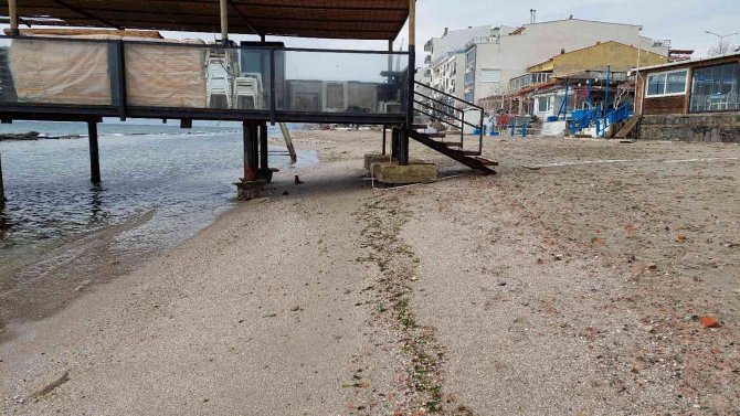 Tekirdağ’da Deniz 15 Metre Çekildi: Kral Yolu Ortaya Çıktı
