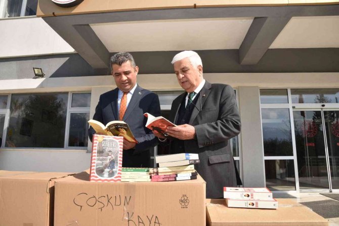 İ̇ş Adamları Tarafından Kütüphanelere 2 Bin 500 Adet Kitap Bağışlandı