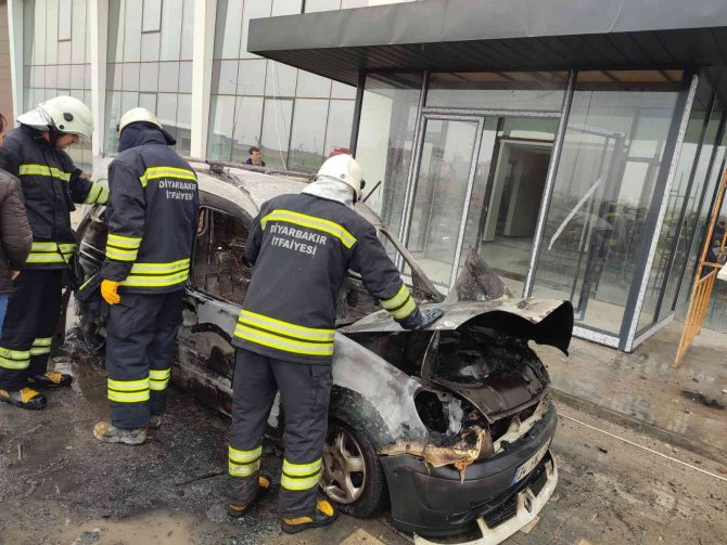 Diyarbakır’da Alevlere Teslim Olan Hafif Ticari Araç Kullanılamaz Hale Geldi