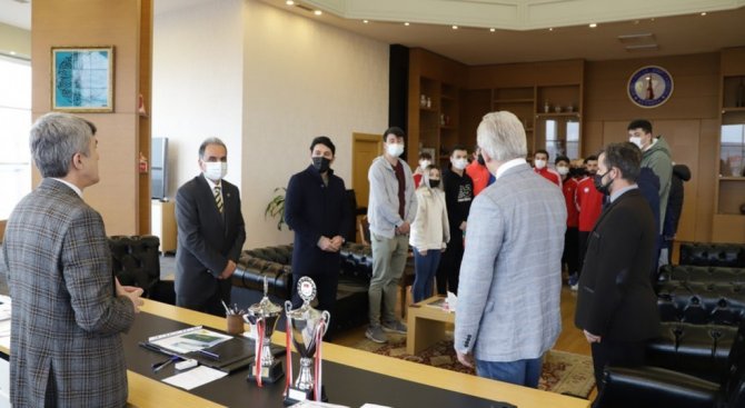 Dpü Atletizm Ve Futsal Takımlarından Rektör Uysala’a Ziyaret