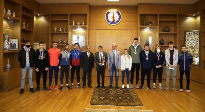 Dpü Atletizm Ve Futsal Takımlarından Rektör Uysala’a Ziyaret