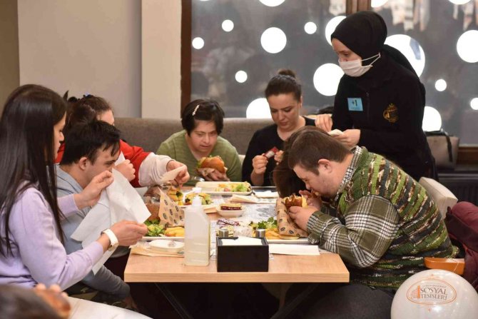 Down Sendromlu Gençler Gönüllerince Eğlendi