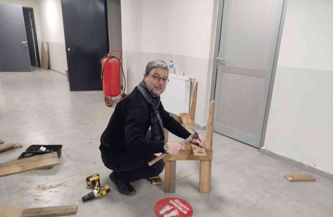 Okul Müdürü, Çocuklar İçin Kitap Okuma Köşesi Oluşturdu