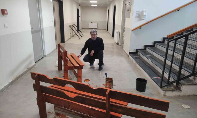 Okul Müdürü, Çocuklar İçin Kitap Okuma Köşesi Oluşturdu