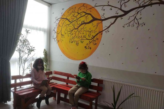 Okul Müdürü, Çocuklar İçin Kitap Okuma Köşesi Oluşturdu