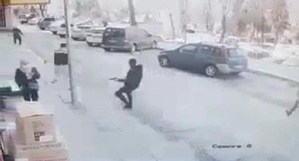 Sokak Ortasında Husumetlisinin Peşinden Silahla Koştu
