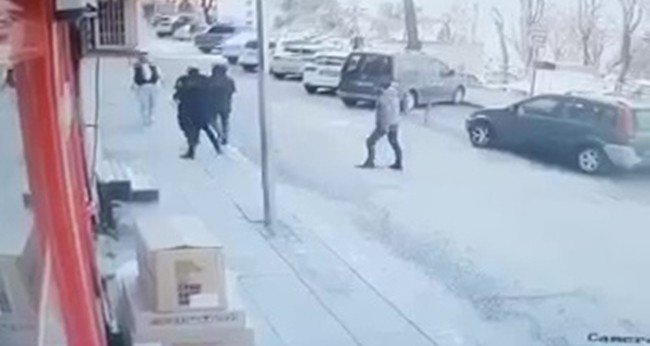 Sokak Ortasında Husumetlisinin Peşinden Silahla Koştu