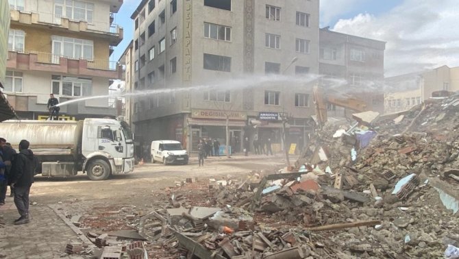 Elazığ’da Yıkımına Başlanan Bina Çöktü