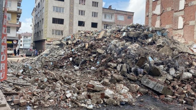 Elazığ’da Yıkımına Başlanan Bina Çöktü