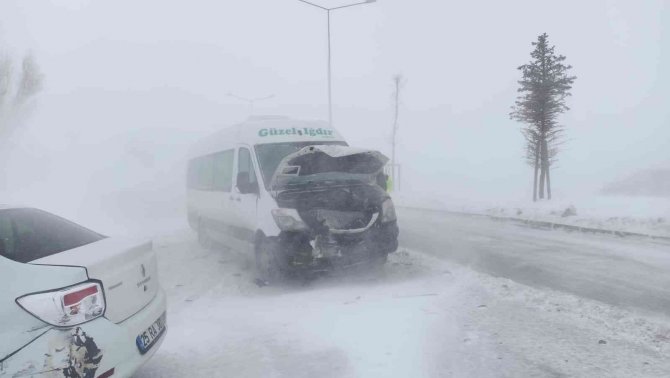 Erzurum’da Zincirleme Kazada 5 Araç Birbirine Girdi, Onlarca Araç Yolda Kaldı