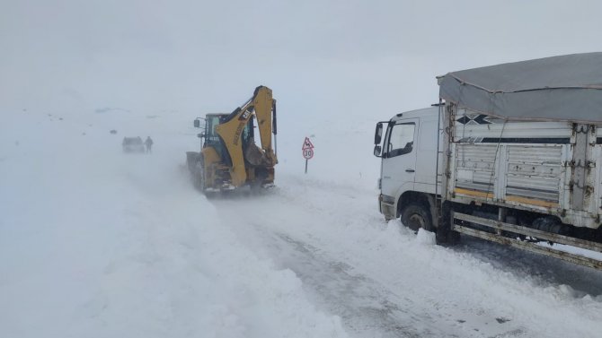 Aşkale’de Aniden Bastıran Tipi Geçit Vermedi