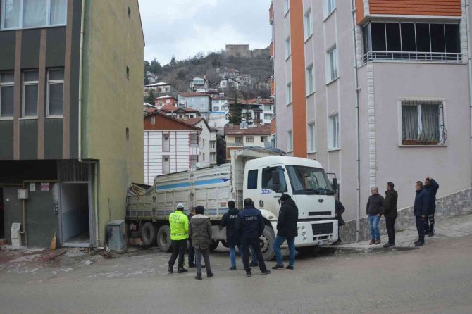 Tokat’ta Geri Geri Kayan Kamyon Apartmana Daldı