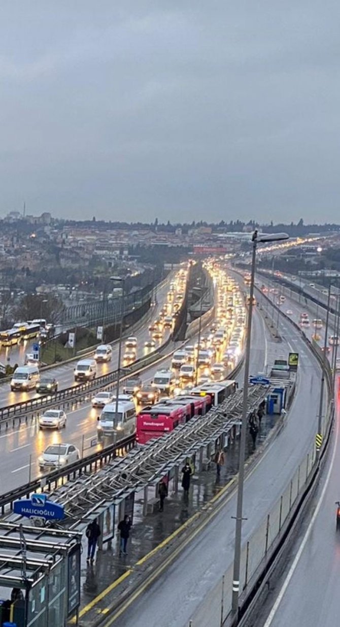 İ̇stanbul Güne Yağmurla Uyandı