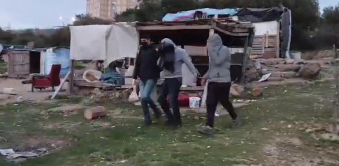 İ̇zmir’de Torbacı Çiftliğine Baskın: Yüklü Miktarda Uyuşturucu Ele Geçirildi