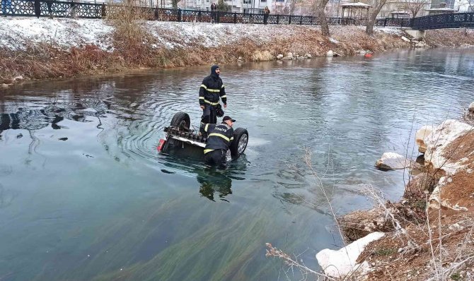 Ceyhan Nehri’ne Düşen Araçtaki 1 Kişi Öldü, 2 Kişi Ağır Yaralandı