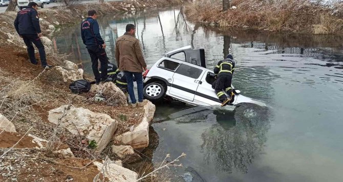 Ceyhan Nehri’ne Düşen Araçtaki 1 Kişi Öldü, 2 Kişi Ağır Yaralandı