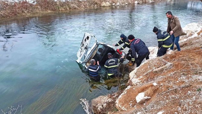 Ceyhan Nehri’ne Düşen Araçtaki 1 Kişi Öldü, 2 Kişi Ağır Yaralandı