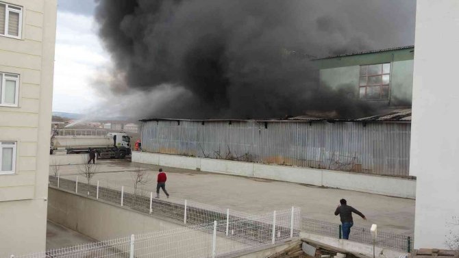 Yangının Çıktığı Depodaki Malzemeleri Çıkartmak İçin Zamanla Yarıştılar