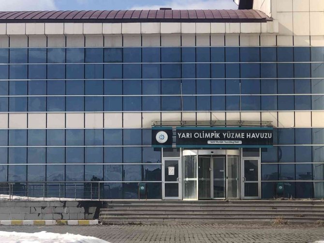 Kafkas Üniversitesi Olimpik Yüzme Havuzu’nun Durumu İçler Acısı