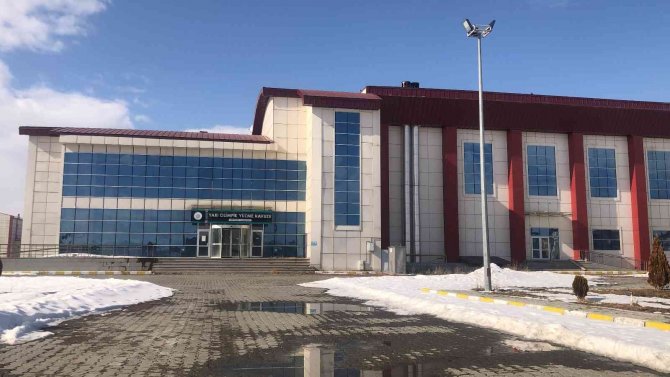 Kafkas Üniversitesi Olimpik Yüzme Havuzu’nun Durumu İçler Acısı
