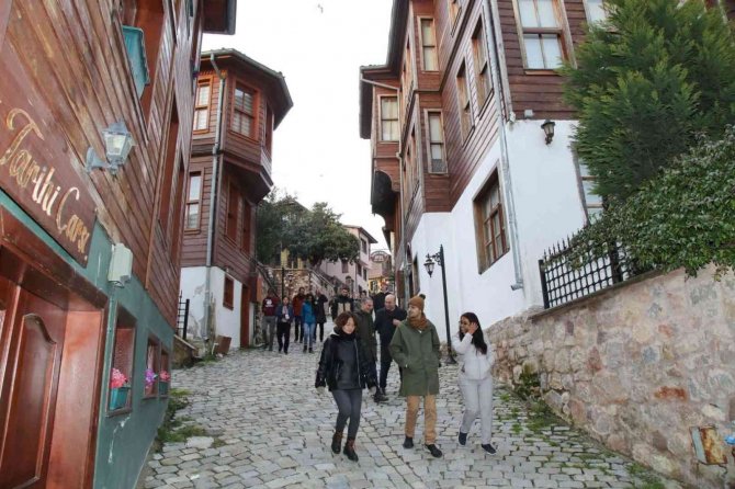 Kartepe Zirvesi İçin Kocaeli’ye Gelen Mimarlar, Tarihi Noktaları İnceledi