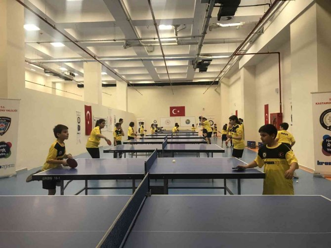 “Hayata Renk Verelim” Projesinde Başarı Gösteren Sporculara Ödülleri Verildi