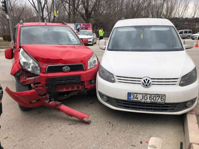 3 Otomobil Kavşakta Çarpıştı: 1 Yaralı