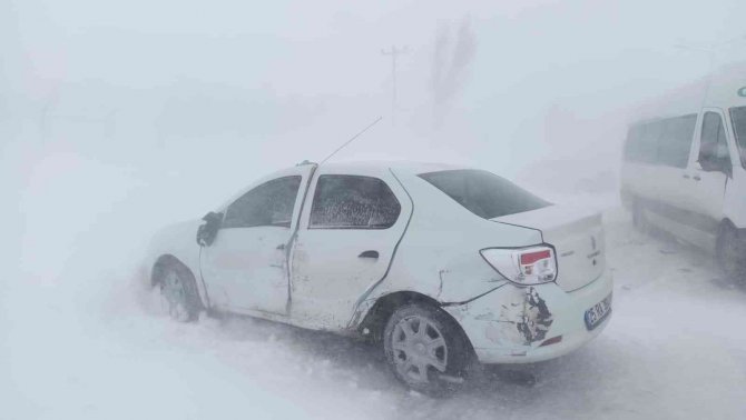 Erzurum’da Zincirleme Kazada 5 Araç Birbirine Girdi, Onlarca Araç Yolda Kaldı