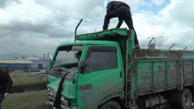 Tuzla’da Islak Zeminde Kayan Otomobil İle Kamyon Çarpıştı: 2 Yaralı