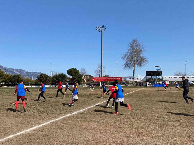 Döşemealtı Futbol Okulu Öğrencileri Dostluk Maçına Çıktı