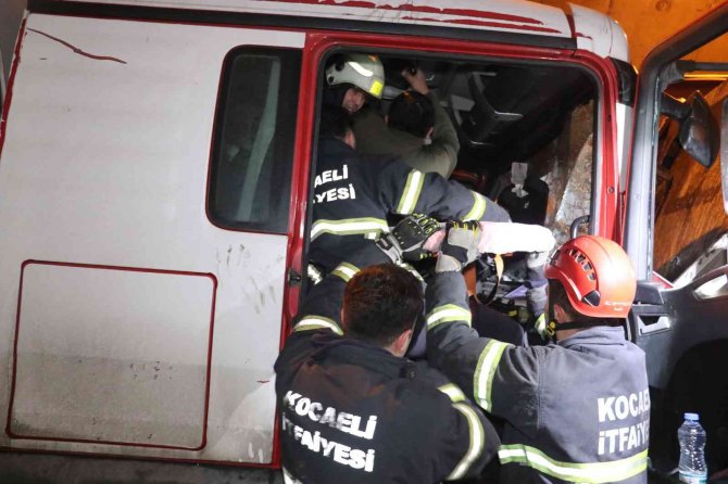 Tünelde Feci Kaza, 3 Kamyon Birbirine Girdi