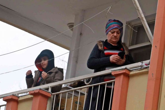 Yangın Çıkan Apartmanın Balkonunda Mahsur Kalan Çocuk Ellerini Açıp Ağlayarak Dua Etti