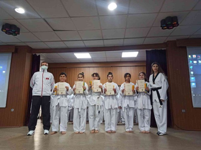 Bozüyüklü 92 Taekwondocu Kuşak Terfi Sınavına Katıldı