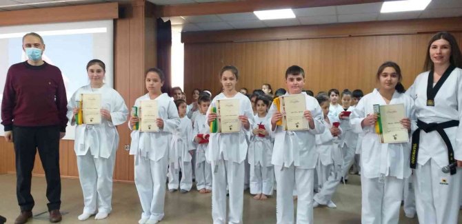 Bozüyüklü 92 Taekwondocu Kuşak Terfi Sınavına Katıldı