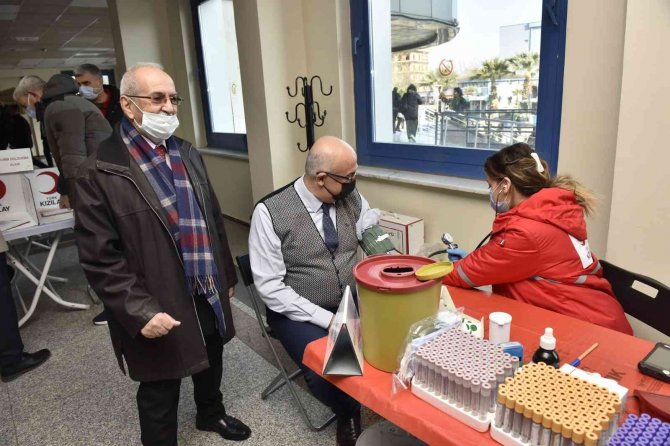 Rektör Ataç Hastane Personeliyle Birlikte Kan Bağışında Bulundu