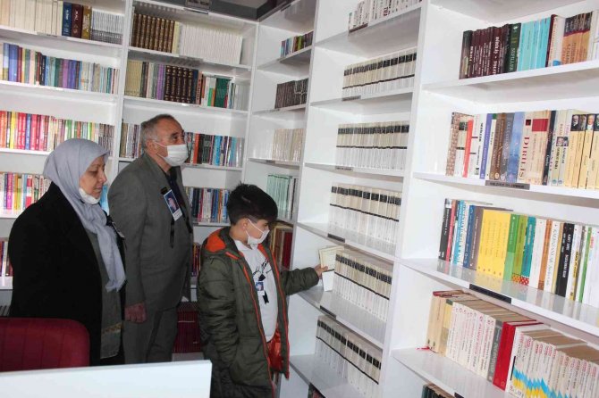 Vali Karadeniz Alaşehir’de Şehit Osman Ersoy Kütüphanesini Açtı