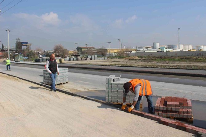 Mersin Büyükşehir Belediyesinin Yol Yapım Çalışmaları Sürüyor