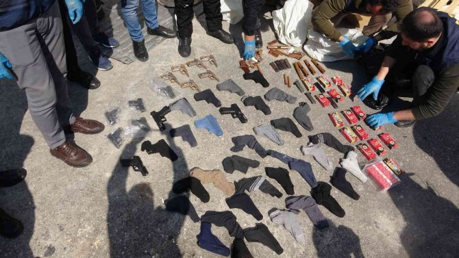 Mersin’de Bir Evde Çoraplara Sarılı 40 Silah Ele Geçirildi