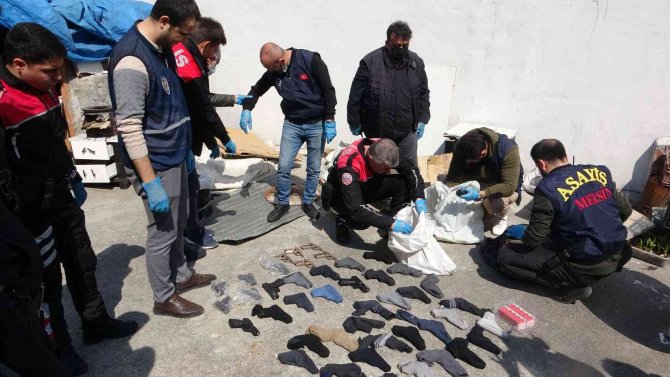 Mersin’de Bir Evde Çoraplara Sarılı 40 Silah Ele Geçirildi
