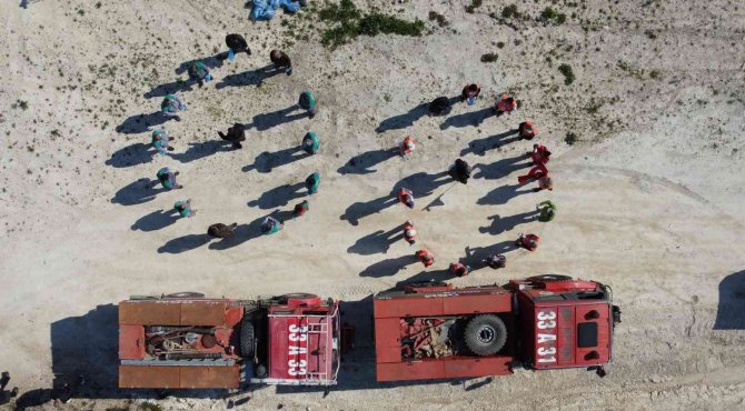 Mersin’de Bal Ormanı Çevresi Çöplerden Temizlendi